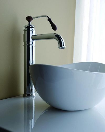 《队报：里昂确认以欧元签下阿尔马达，来岁正式加盟》(法甲里昂与里尔的闭联)