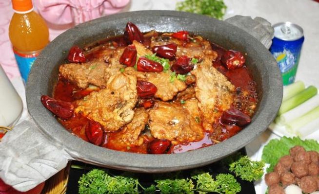 陈数黑丝绒裙衬老北京街景复古高雅神韵浓