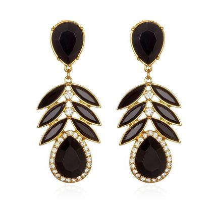 伟德bv1946官网-蓝裙少女画室写真黄耳环配白纱巾文艺感拉满！