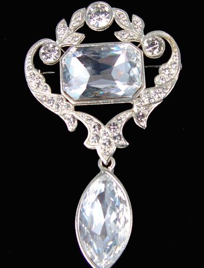 伟德bv1946官网-故宫求借！王室同款！揭秘女星名媛们私藏的“传家宝”古董冠冕