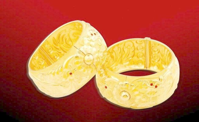 伟德bv1946官网-邻居抱宝宝起贪念顺手“薅”走金手镯