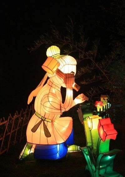 兰州城关区：万余件灯饰扮靓街区 民众赏灯景品年味